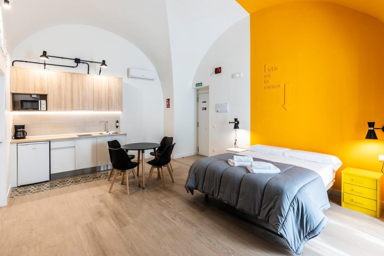 Apartamentos Turisticos De La Bernarda Caceres Bagian luar foto